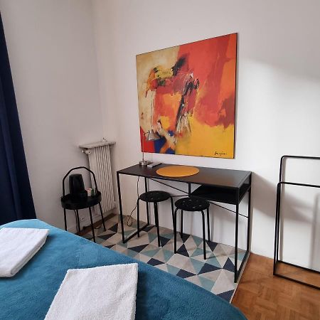 Double Bed Room Homestay Shared Accommodation Paris Exterior photo